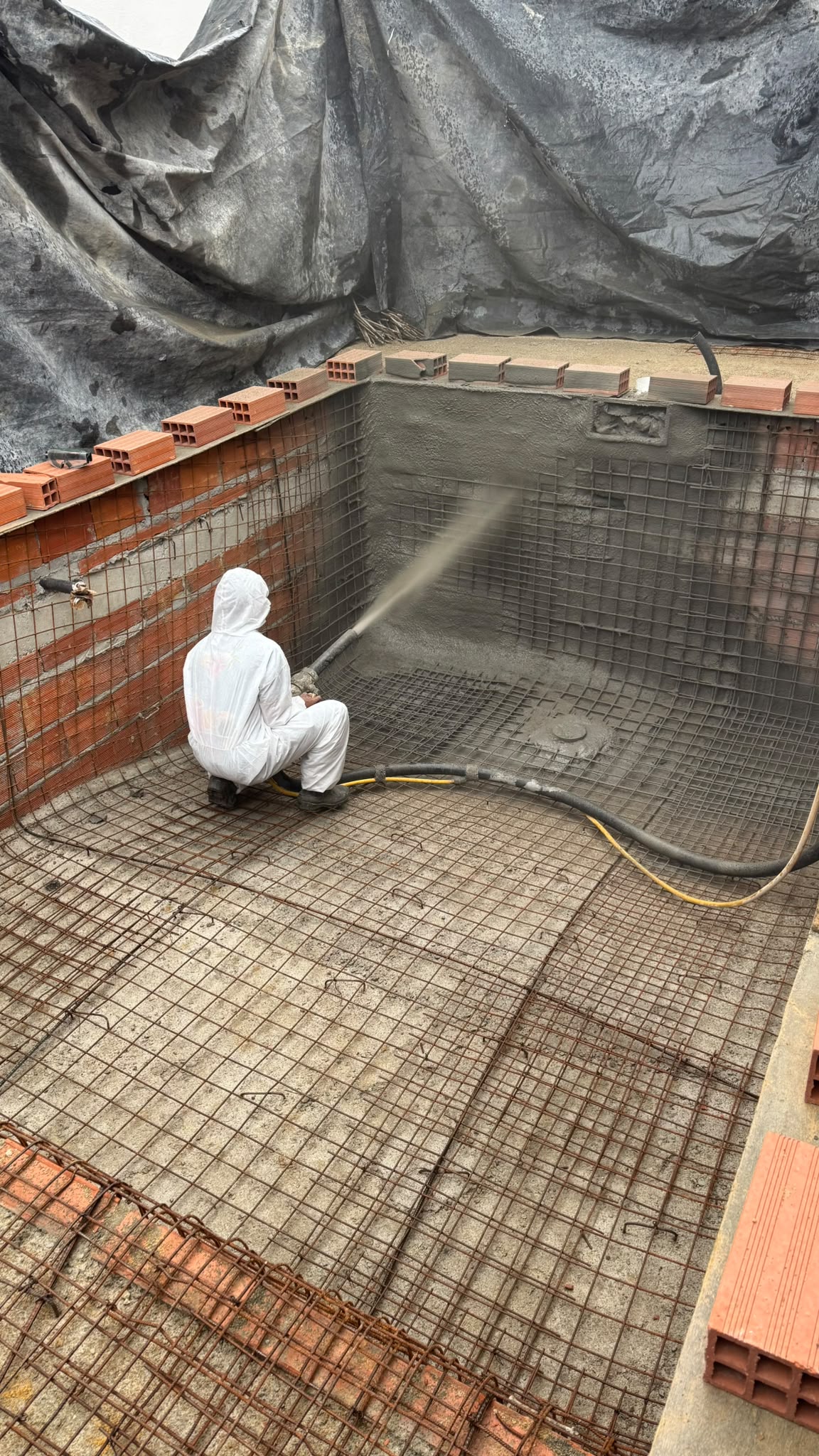 Aplicação de gunite numa piscina em betão