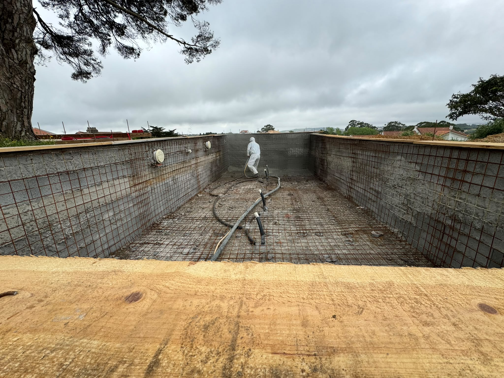 Projeção de betão seco em estrutura de piscina