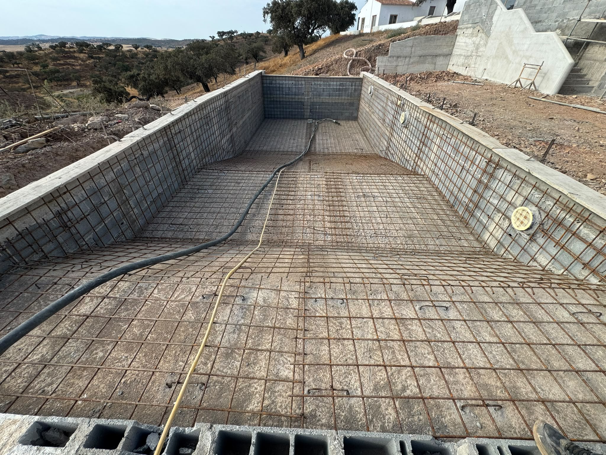 Piscina em betão durante execução estrutural